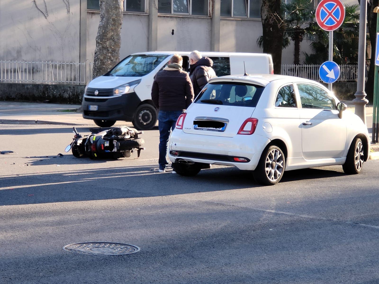 Immagine per Scontro tra auto e scooter in via Cosulich, ferito un uomo a Monfalcone
